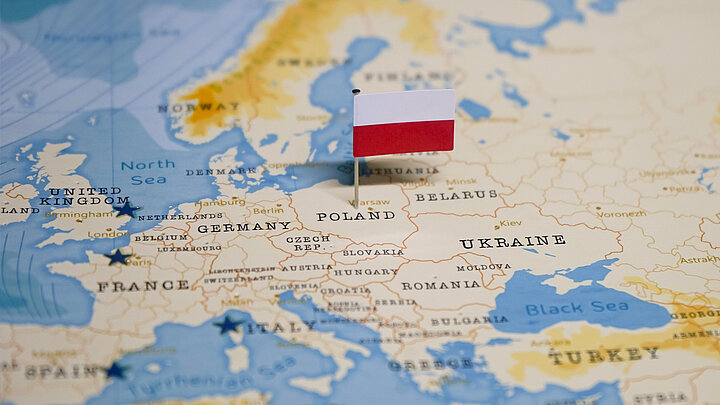 zdjęcie Europy z flagą Polski w konturach Polski